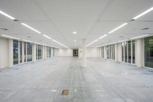 Leeg en licht kantoorruimte-interieur aan de De Cuserstraat met grote ramen en systeemplafond.